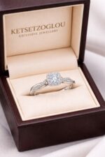 Εντυπωσιακή ροζέτα δαχτυλίδι με τετράγωνο διαμάντι - Κetsetzoglou.com